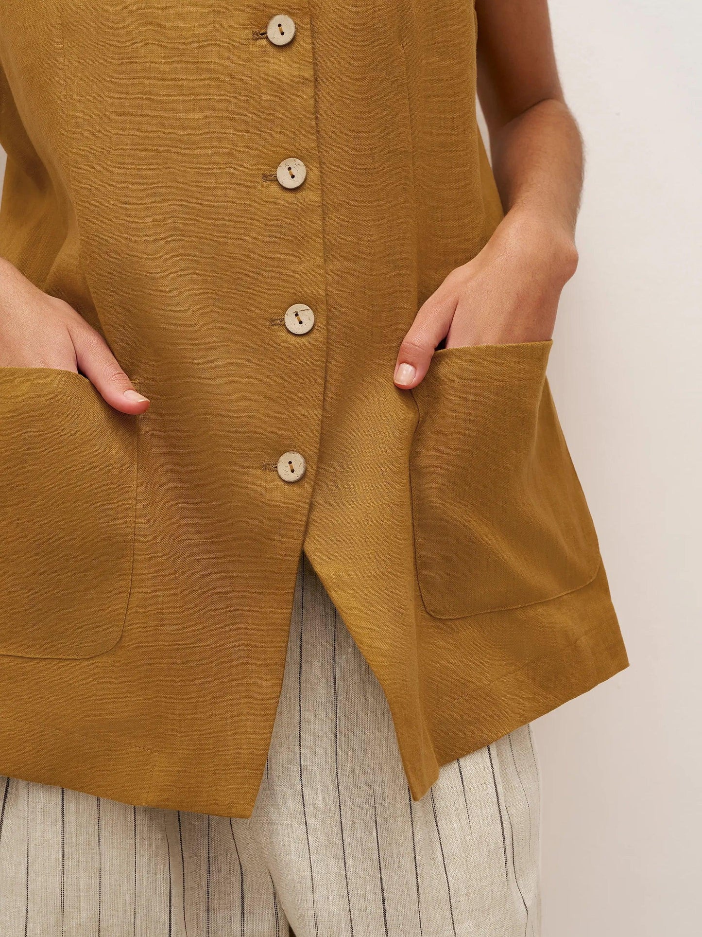 Gilet ELFRIDA 100% Lin à Boutons et Patte de Boutonnage Courbe