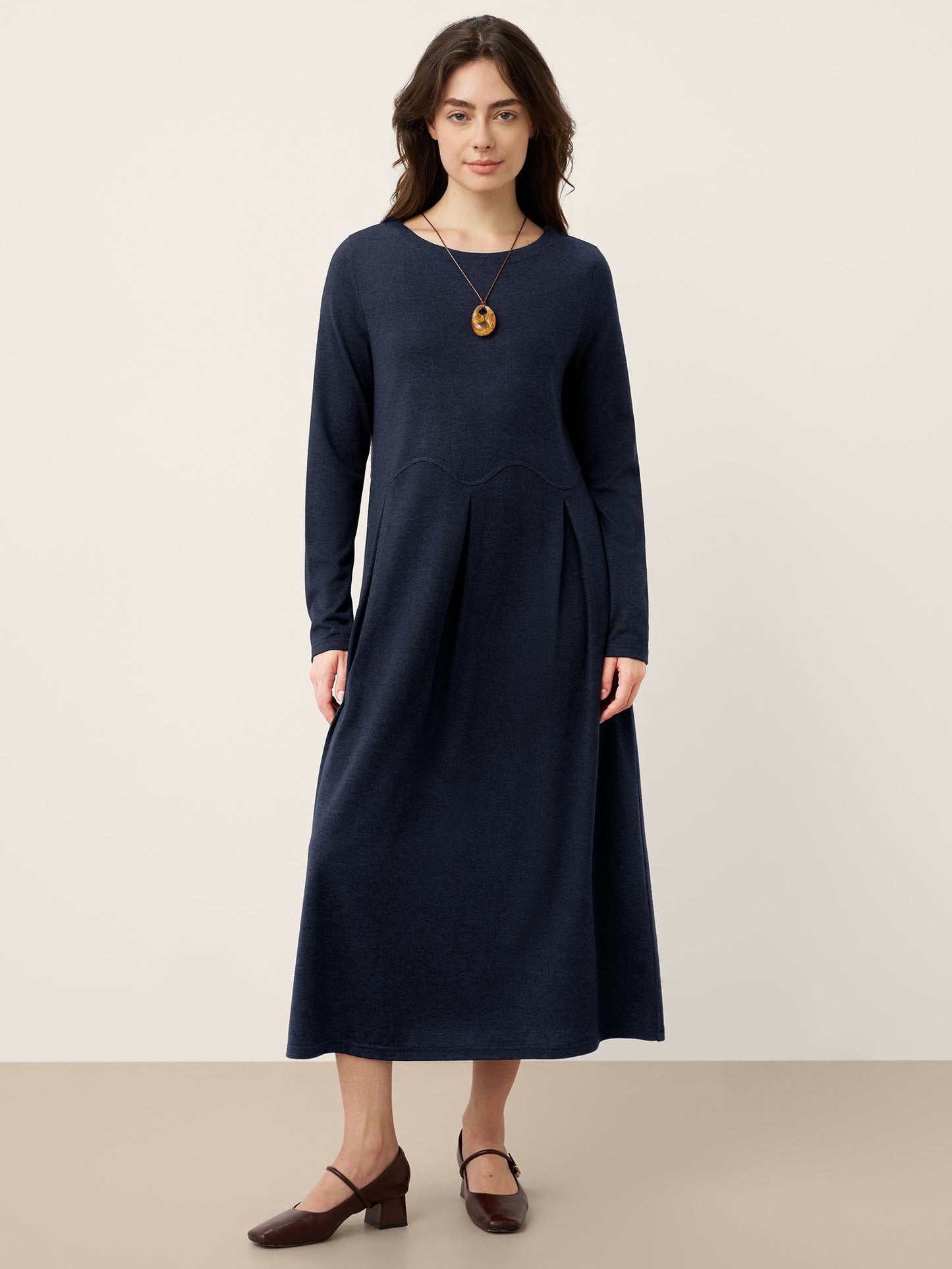 Robe longue CALISTA à plis sculptés et empiècements arqués en laine